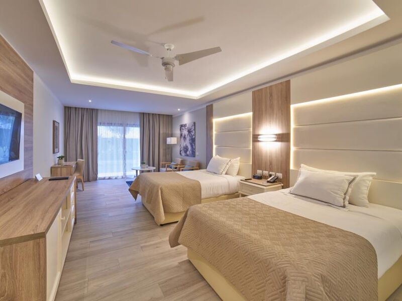 Luxury Bahia Principe Ambar Blue