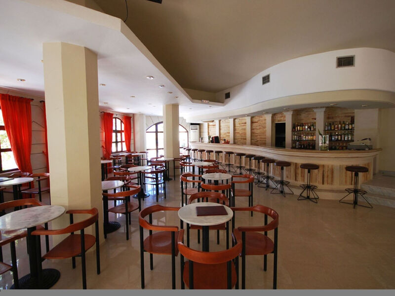 Macaris Suites & Spa