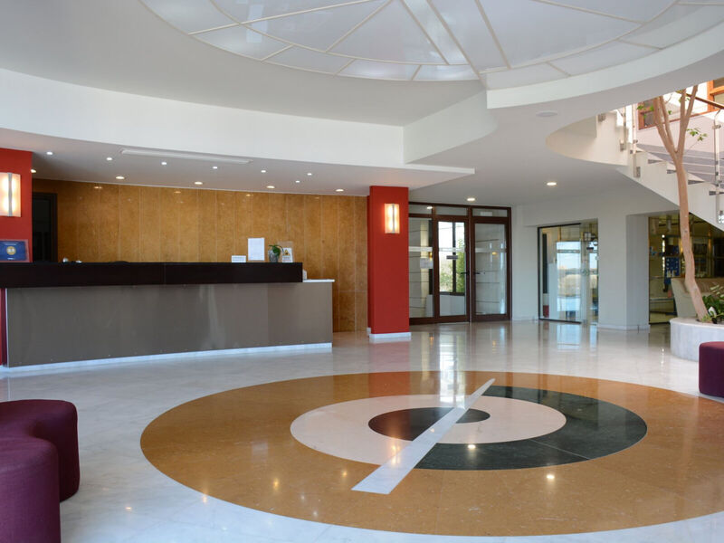 Macaris Suites & Spa