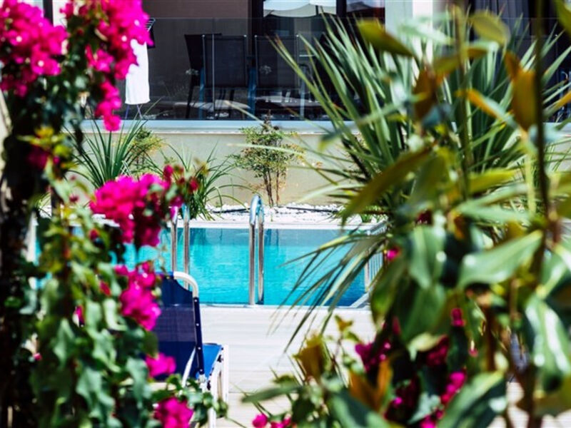 Notos Deluxe Suites