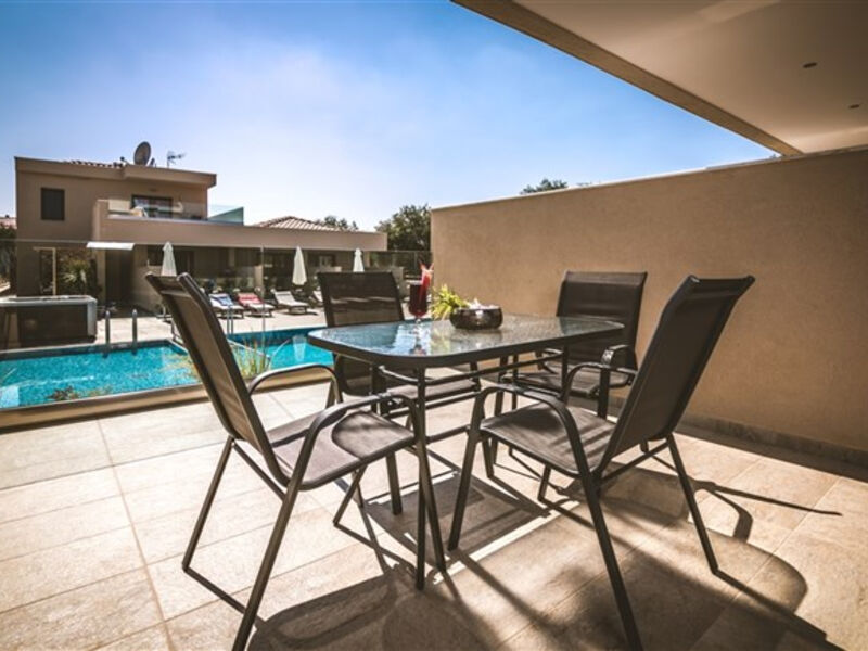 Notos Deluxe Suites