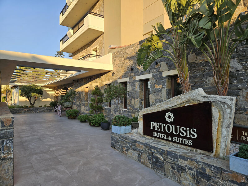 Petousis Hotel & Suites