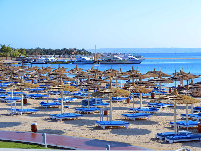 Pickalbatros White Beach Resort