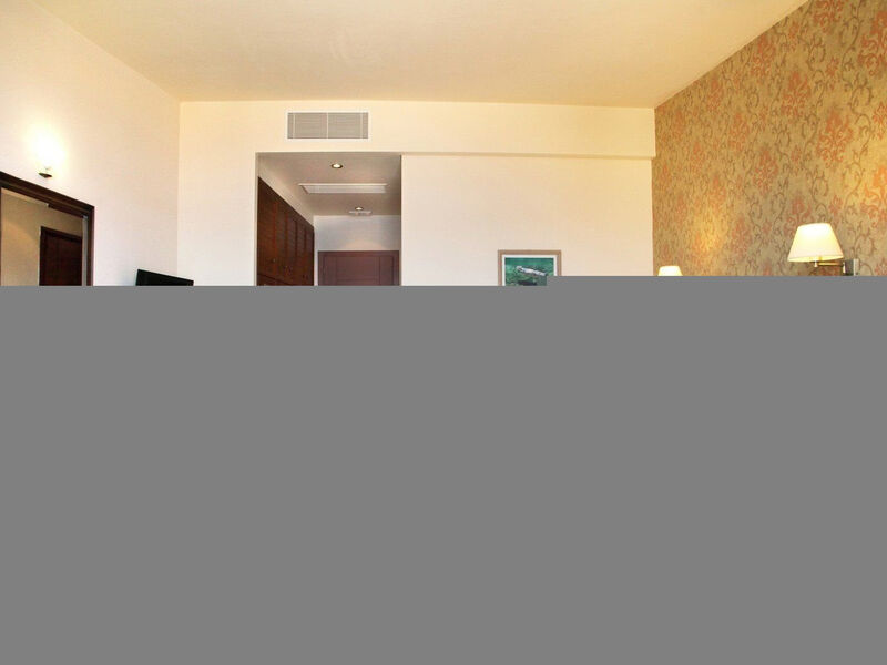 Tesoro Hotel Nikiana