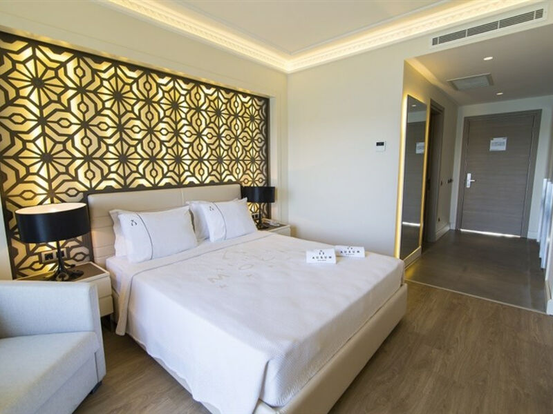 The Roxy Luxury Moon