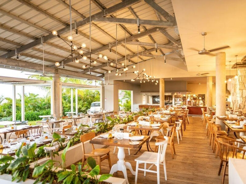 Victoria Beachcomber Resort & Spa