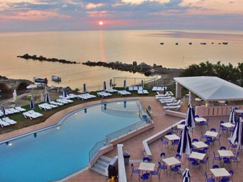 Xenos Kamara Beach