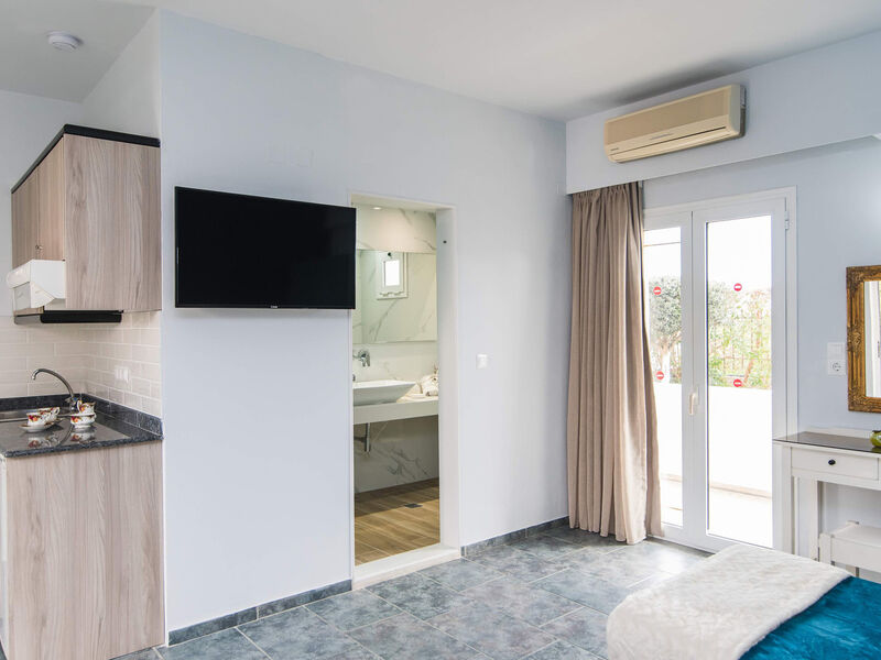 Yiannis Manos Resort