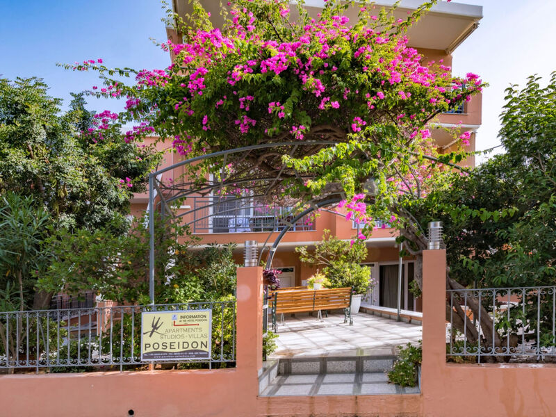 Poseidon Studios & Apartments