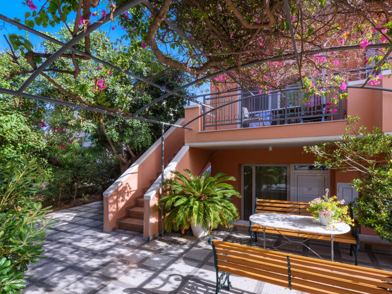 Poseidon Studios & Apartments