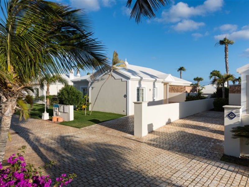 Alondras Villas & Suites