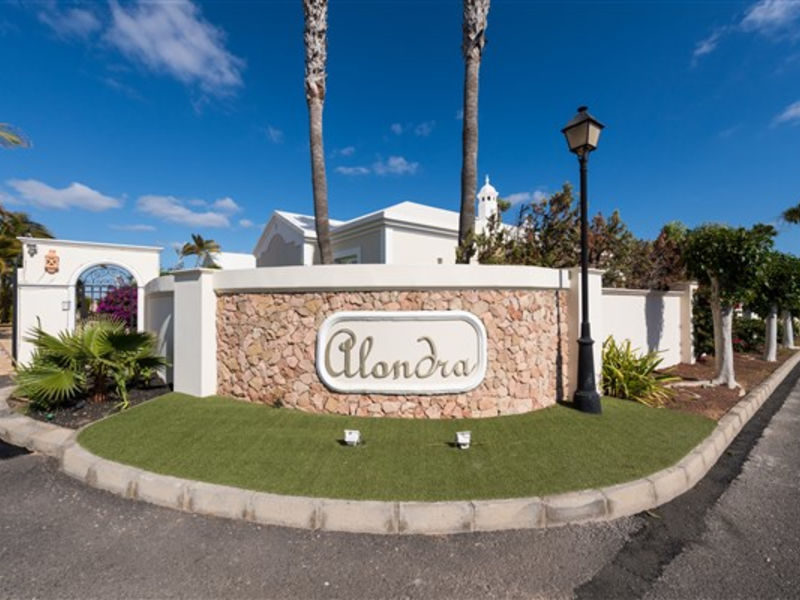 Alondras Villas & Suites