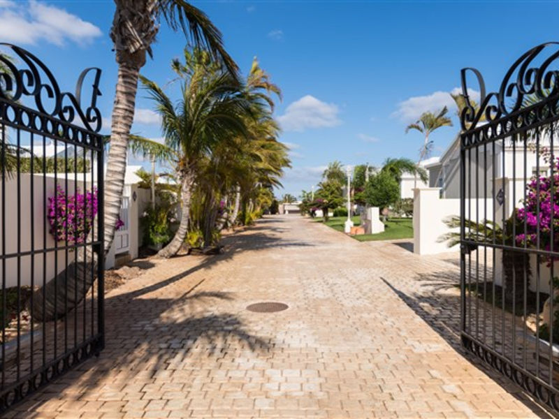 Alondras Villas & Suites