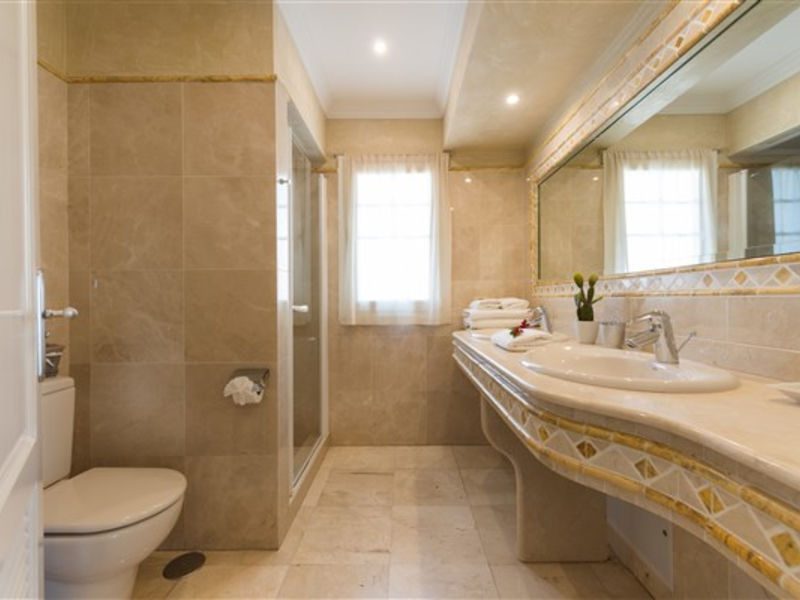Alondras Villas & Suites